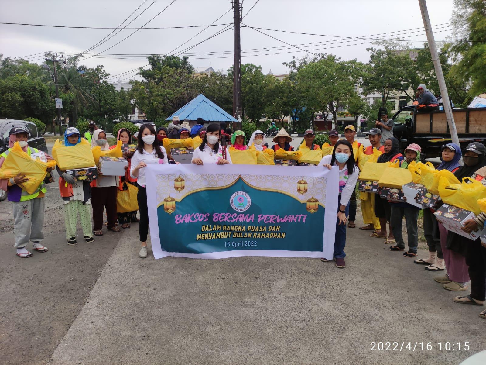 Foto; Perwanti Sulsel Berbagi Sembako di Makassar