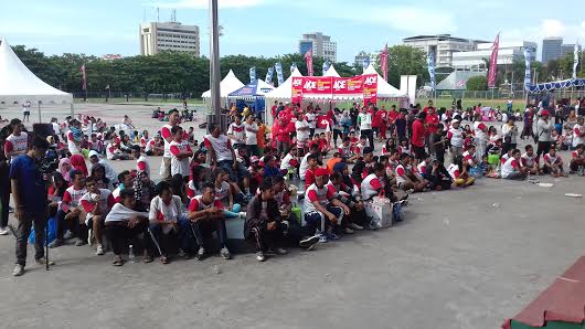 Peserta Jalan Sehat PD INTI Sulsel Antusias Ikuti Pengundian Hadiah