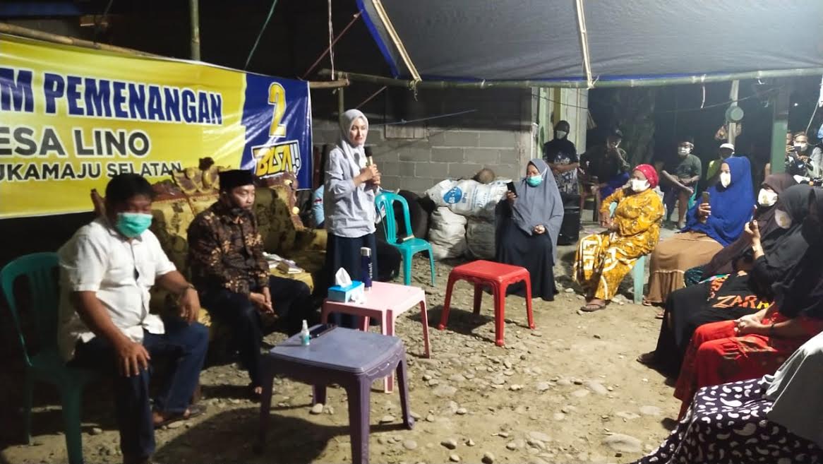 petahana-bupati-luwu-utara-indah-putri-indriani-kampanye-di-desa-lino-23102020-malam.jpg