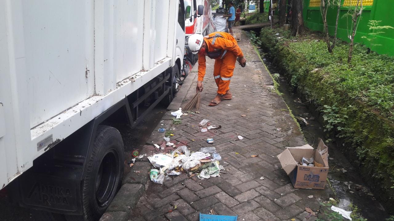 petugas-di-kota-makassar-sedang-membersihkan-pedestrian-di-tengah-pandemi-corona.jpg
