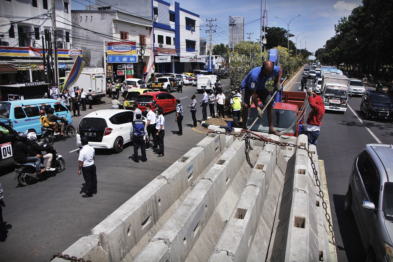 FOTO: Urai Kemacetan, Dishub Tutup U-Turn di Jalan Urip Sumiharjo