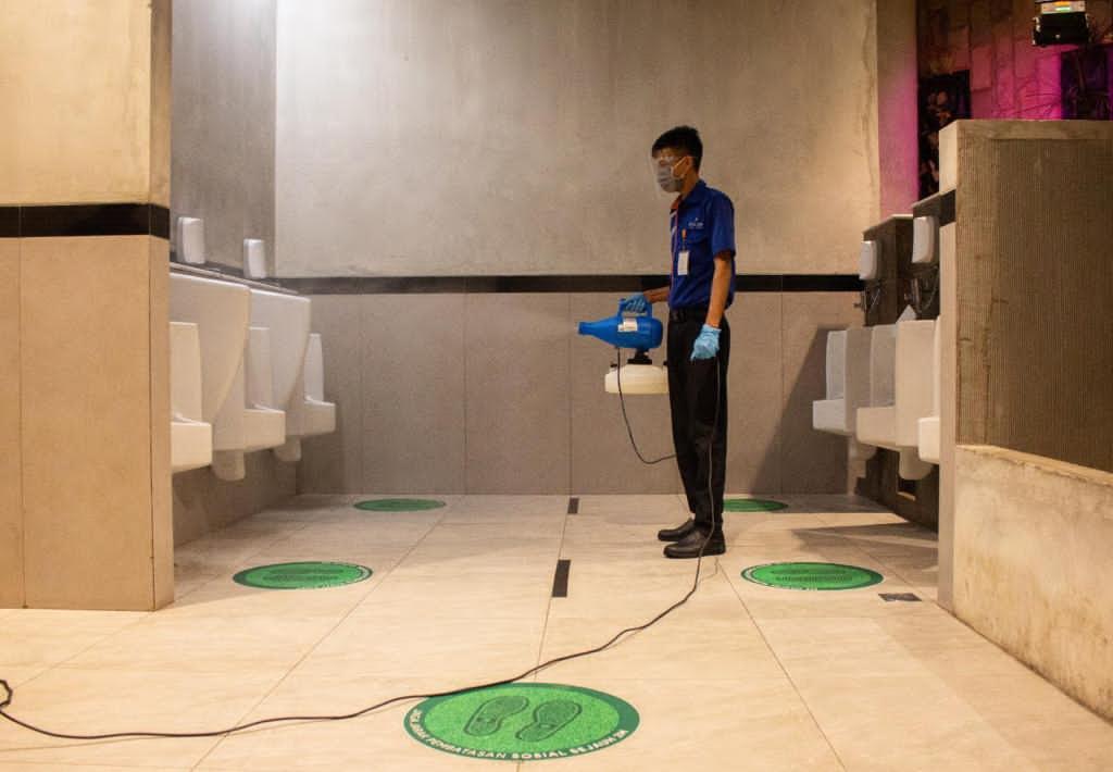 petugas-kebersihan-sedang-menyemprotkan-desinfektan-di-area-nipah-1682021.jpg