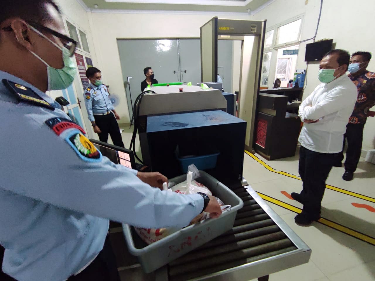 petugas-kemenkumham-sulsel-saat-memantau-proses-kerja-x-ray-3-dimensi-di-lp.jpg
