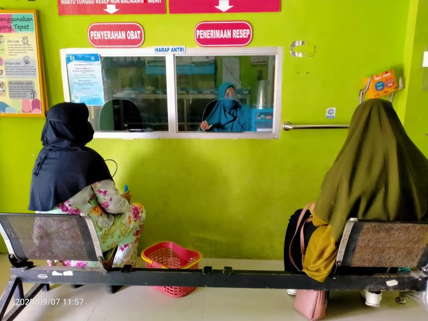 petugas-kesehatan-di-puskesmas-balangnipa-sinjai-utara-melayani-pasien.jpg