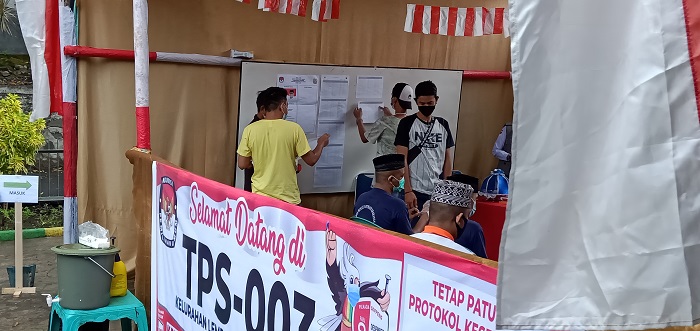 petugas-kpps-baru-memasang-daftar-pemilih-tetap-dpt-di-tps-003-kelurahan-lemba.jpg