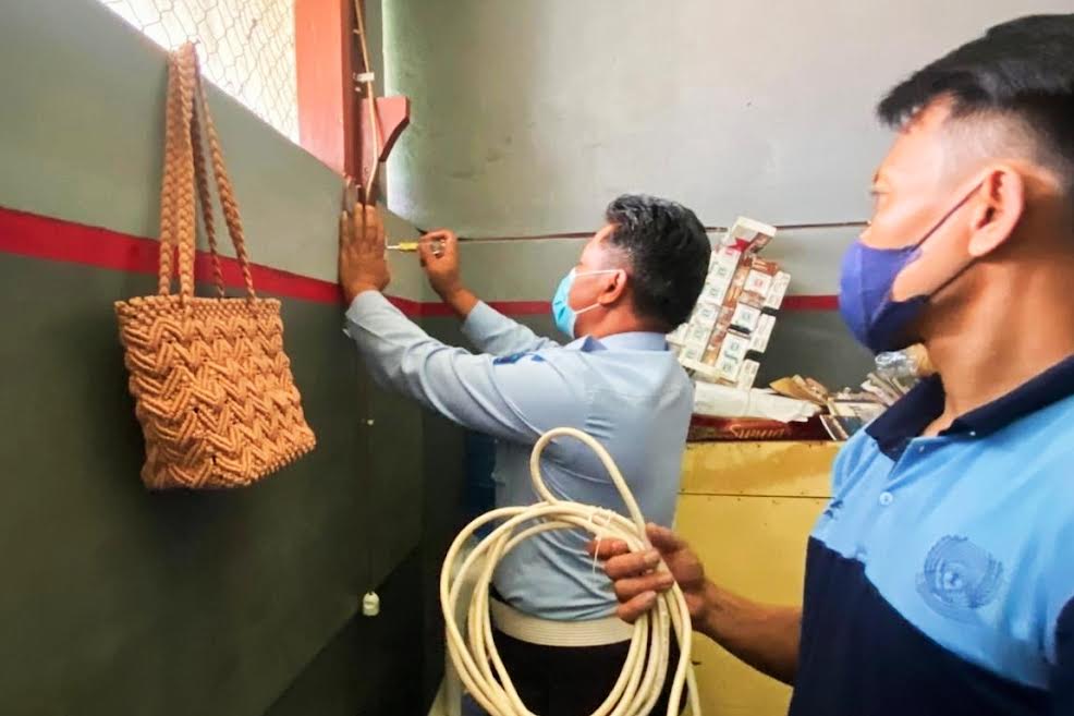 petugas-rutan-makale-cek-instalasi-listrik-kamar-napi-kamis-992021.jpg