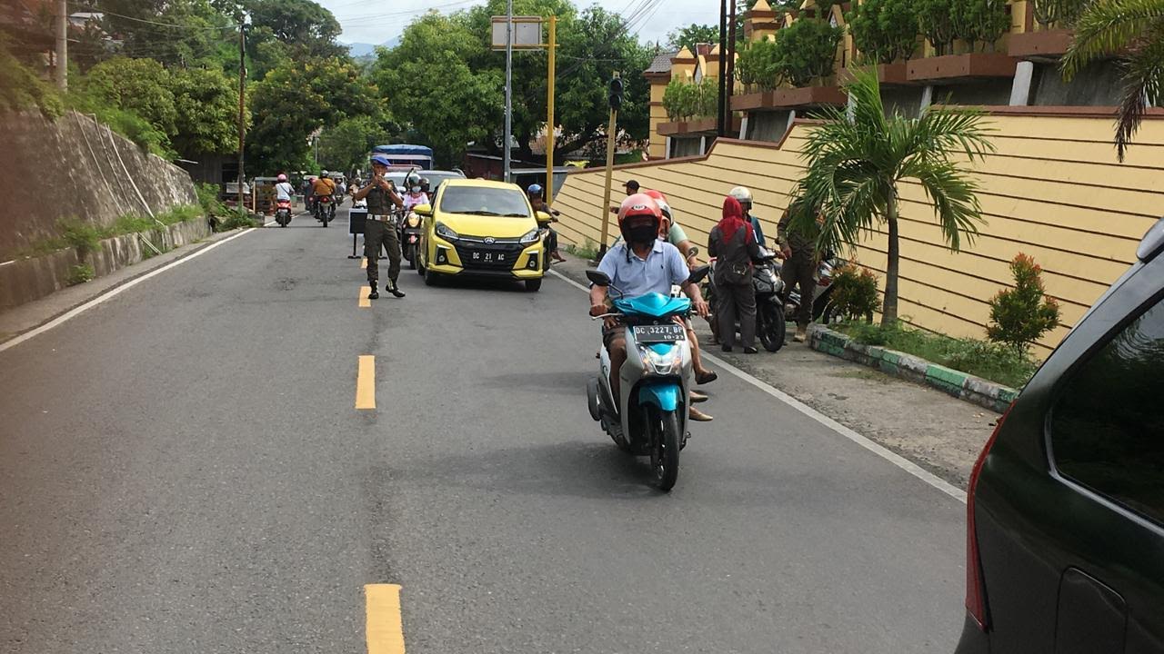 petugas-satuan-polisi-pamong-praja-gelar-razia-masker-di-majene3.jpg
