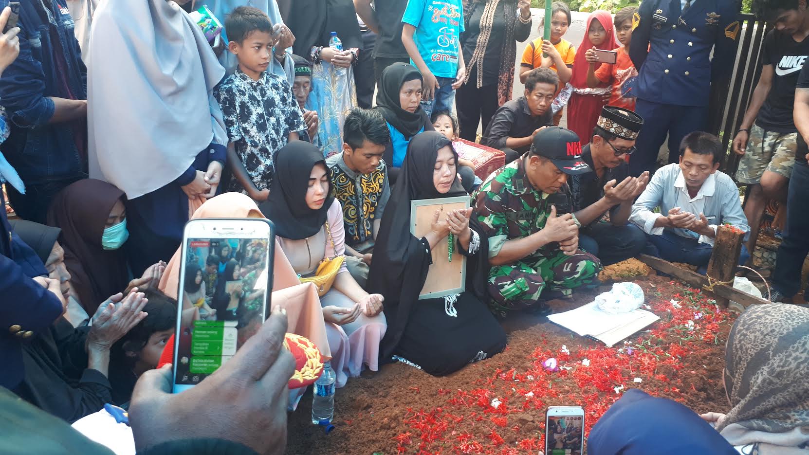 pihak-keluarga-mendoakan-almarhum-aldama-putra.jpg