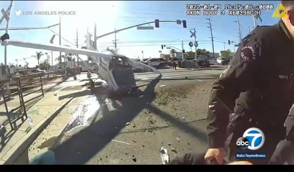 Detik-detik Pesawat Ditabrak Kereta Api, Kondisi Pilot?