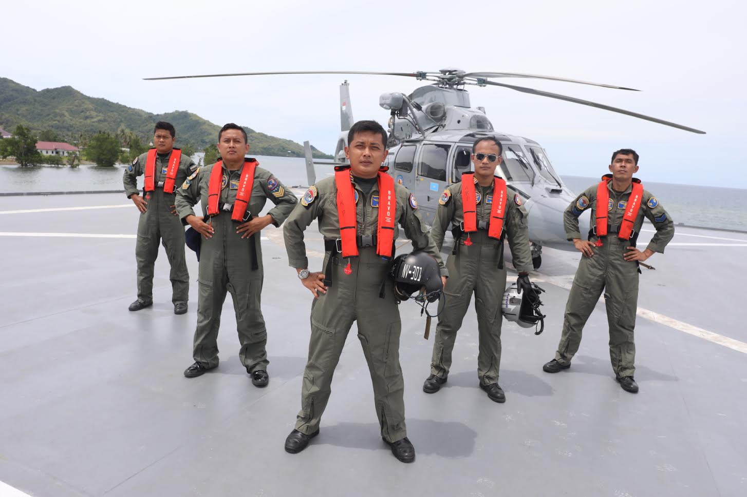FOTO: Kru Heli TNI AL yang Distibusikan Bantuan untuk Korban Gempa Sulbar