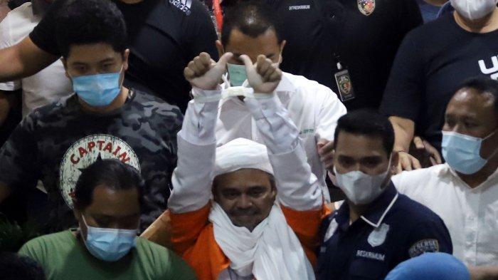 pimpinan-fpi-muhammad-rizieq-shihab-menuju-mobil-tahanan.jpg