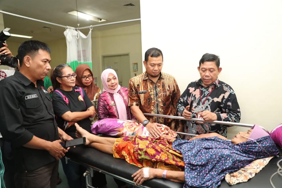 pj-wali-kota-makassar-m-iqbal-s-suhaeb-menjenguk-pasien-dadi-dg-intang.jpg