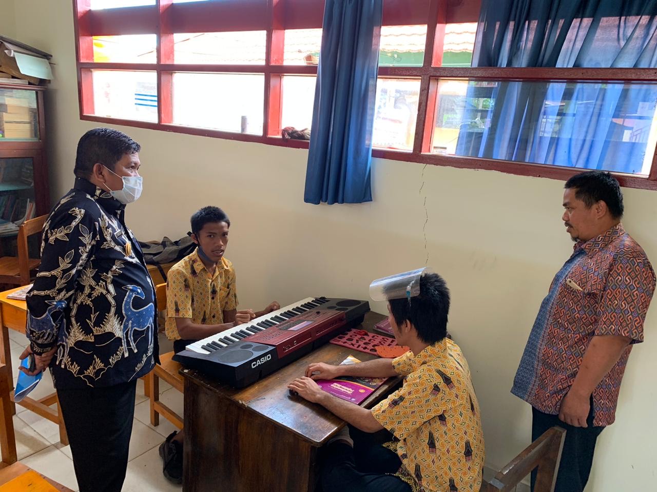 pjs-bupati-toraja-utara-amson-padolo-saat-berkunjung-ke-slb-tallunglipu.jpg