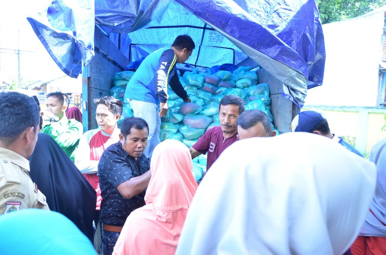 pkk-dan-dinsos-majene-menyalurkan-sembako-gratis.jpg