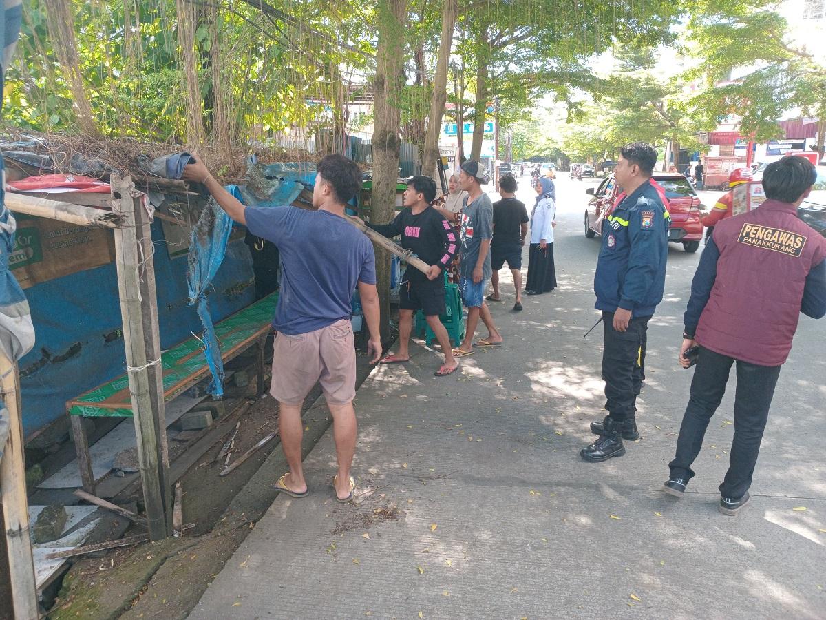 ‎14 Lapak PKL di Racing Center Makassar Dibongkar Mandiri Usai Pendekatan Persuasif