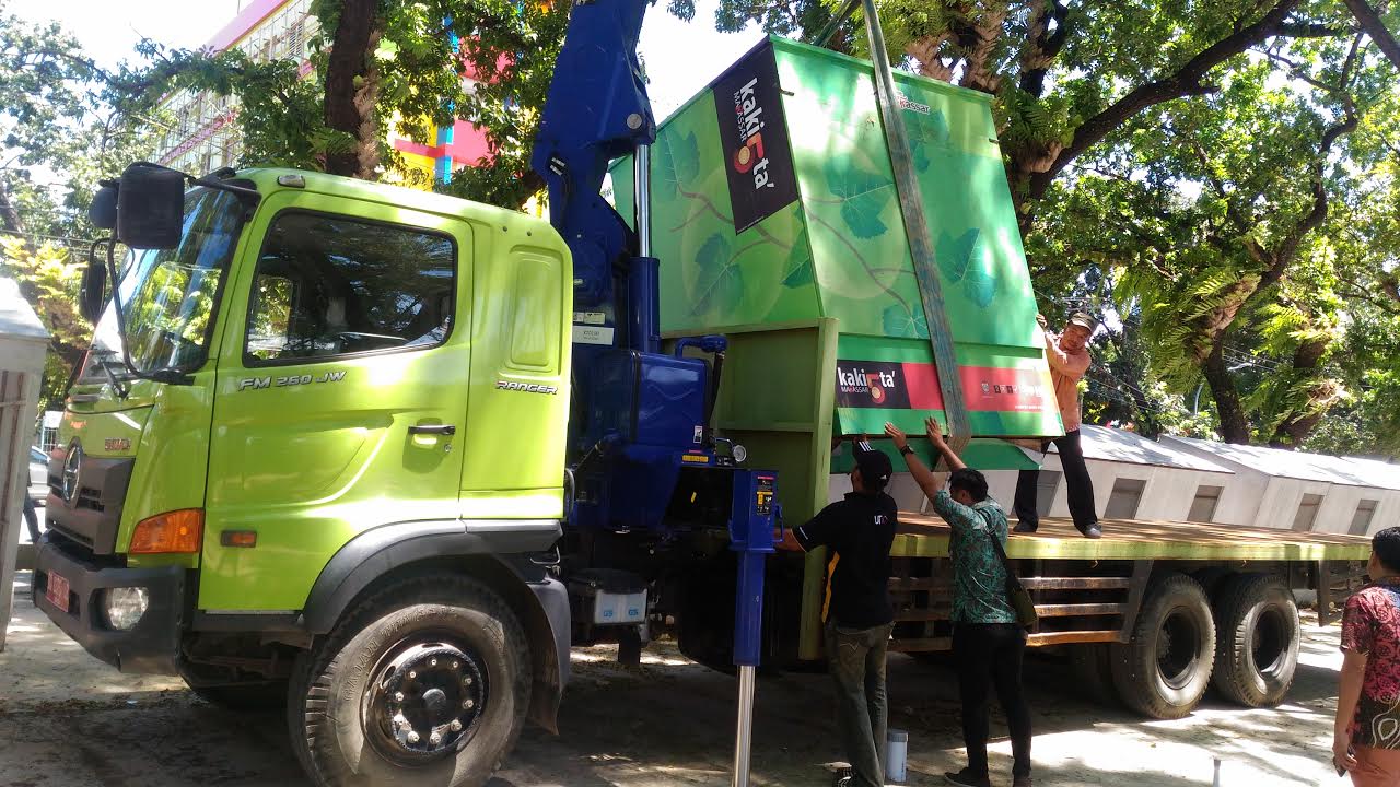 Belum Dipakai, Lapak PKL di Karebosi Sudah Rusak, Diangkut Truk Tronton