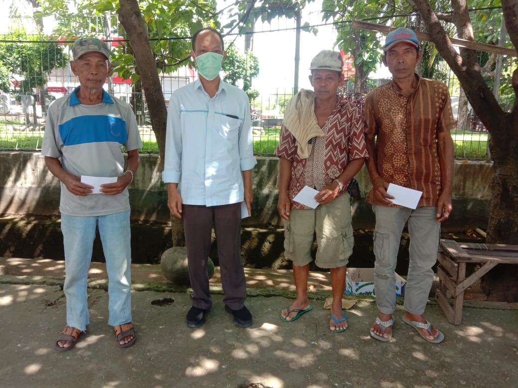 PLN Angkatan 1993 Beri Bantuan Uang ke Pengemudi Ojol dan Tukang Becak di Makassar