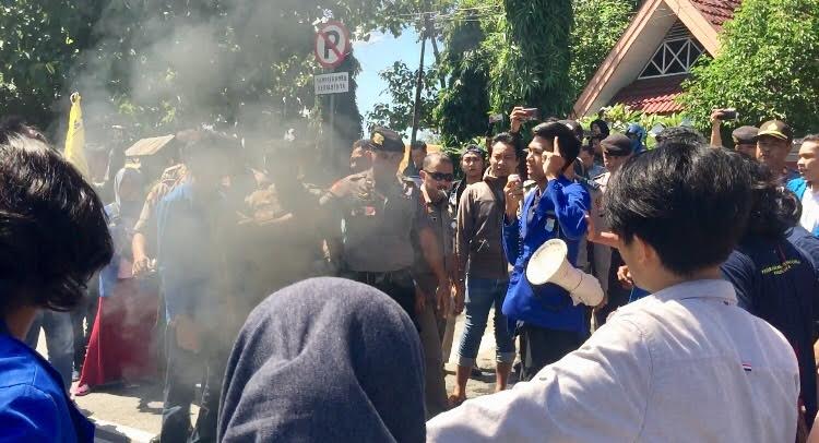 pmii-bulukumba-berunjuk-rasa-di-depan-kantor-dprd-bulukumba.jpg