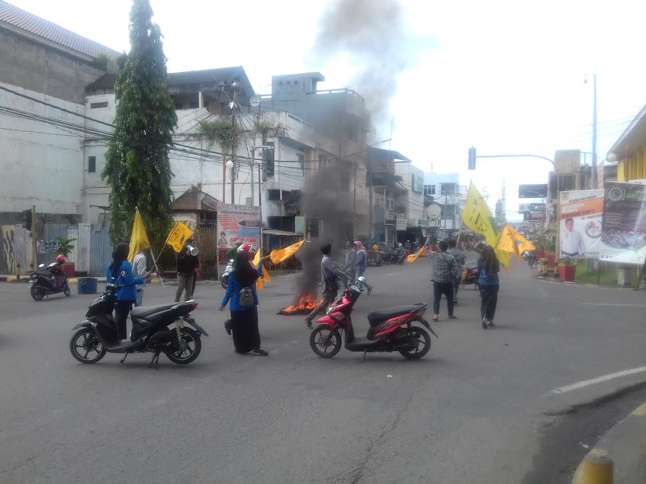 pmii-cabang-pinrang-menggelar-aksi-demonstrasi-di-depan-mal-sejahtera_20180402_154401.jpg