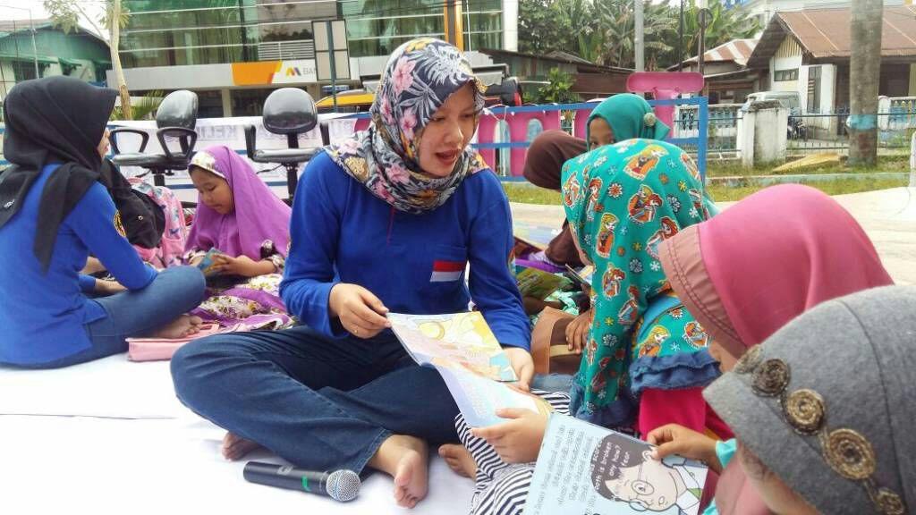 Begini Cara Polwan Polda Sulbar Ajak Anak Gemar Membaca