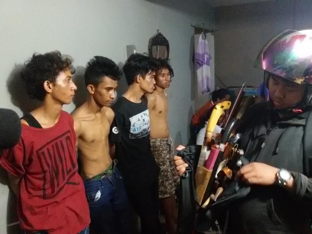 polda-sulsel-tangkap-puluhan-warga-sapiria_20150902_174455.jpg