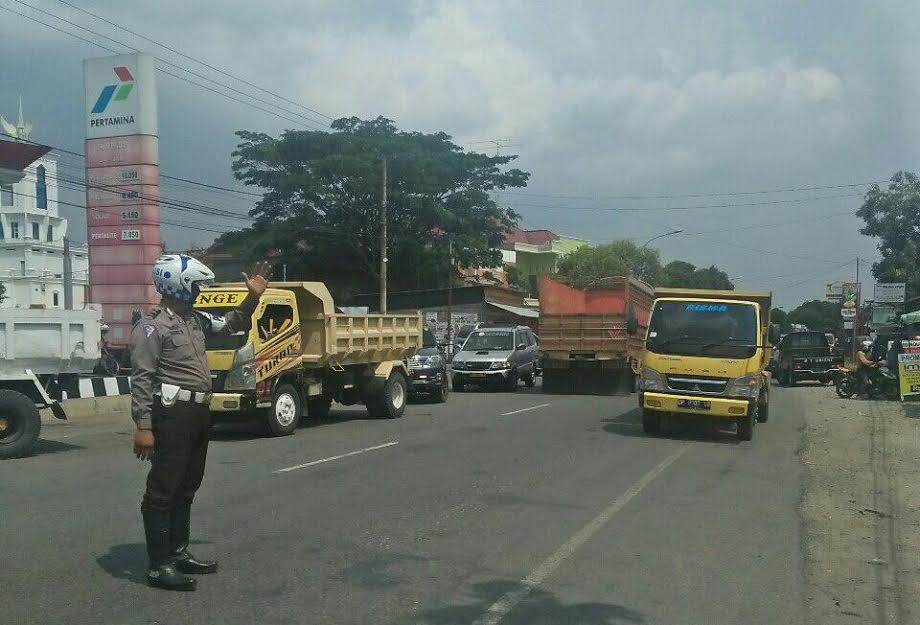 polisi-bersiaga-di-depan-spbu-belopa-jalan-poros-trans-sulawesi-kelurahan-senga.jpg