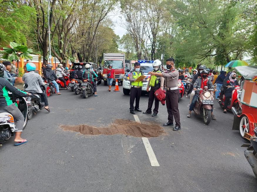 polisi-olah-tkp-kecelakaan-maut-terjadi-di-jl-sunu-kota-makassar-5.jpg