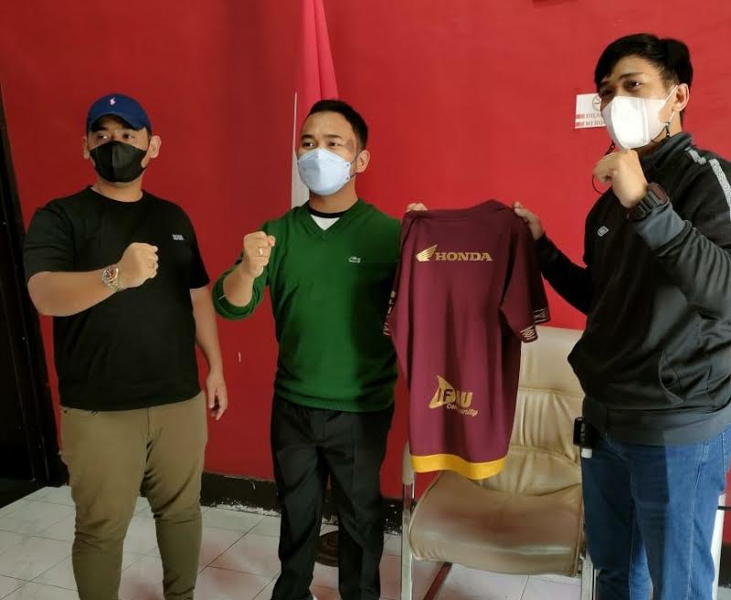 politisi-muda-imam-fauzan-tengah-memegang-jersey-psm-makassar.jpg