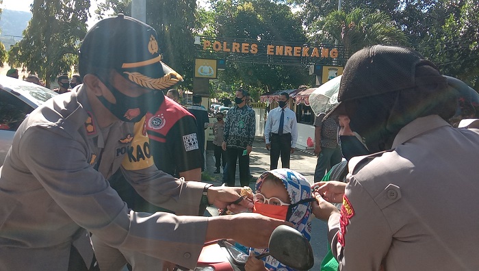 polres-enrekang-melaksanakan-pembagian-masker-serentak-kamis-1092020.jpg