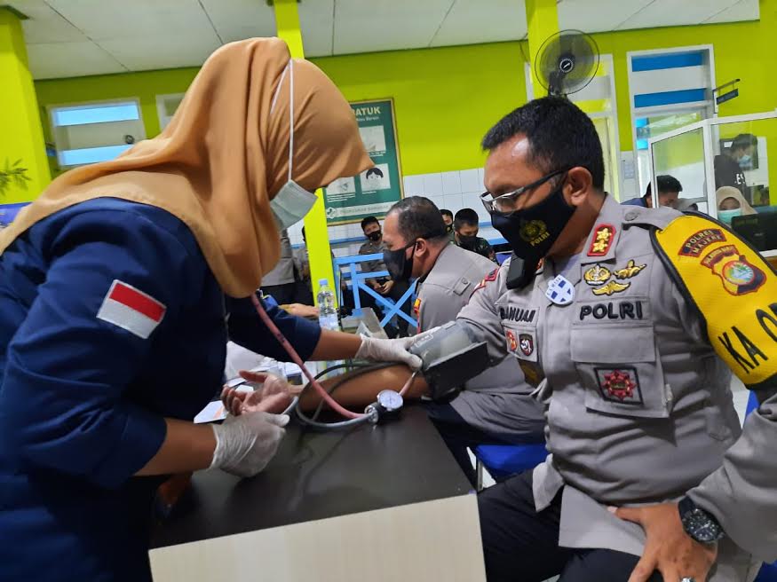 polres-majene-ikuti-vaksinasi-covid-19-7.jpg
