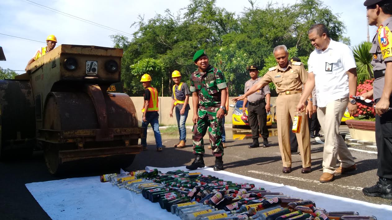 polres-pangkep-memusnahkan-ratusan-miras-1.jpg