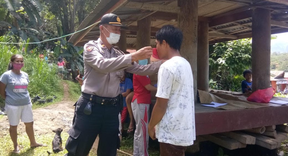 polres-toraja-utara-melalui-kapolsek-sopai-iptu-daud-massangka-memasangkan-masker.jpg