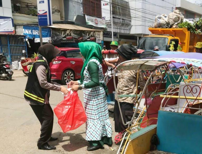 polwan-polres-bone-berbagi-makanan-ke-tukang-becak_20180302_175400.jpg