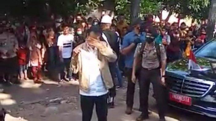 Video Detik-detik Jokowi Menangis Dikerumuni Warga dan Ibu-ibu di NTT, Buka Masker Usap Mata