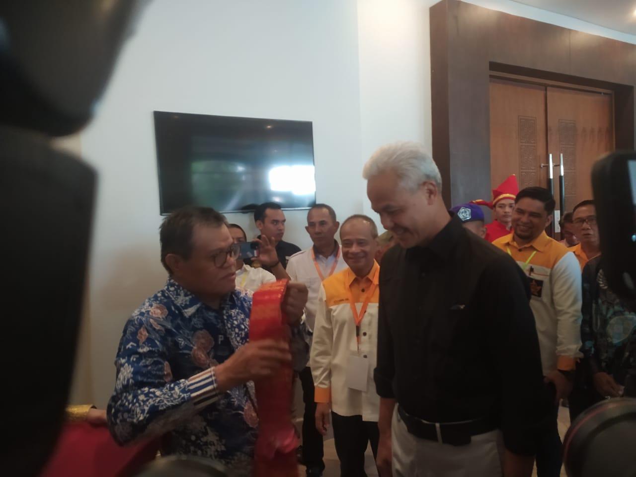 Tiba di Hotel Four Points, Ganjar Pranowo Dikalungkan Selendang Khas Makassar oleh Prof Husain Syam