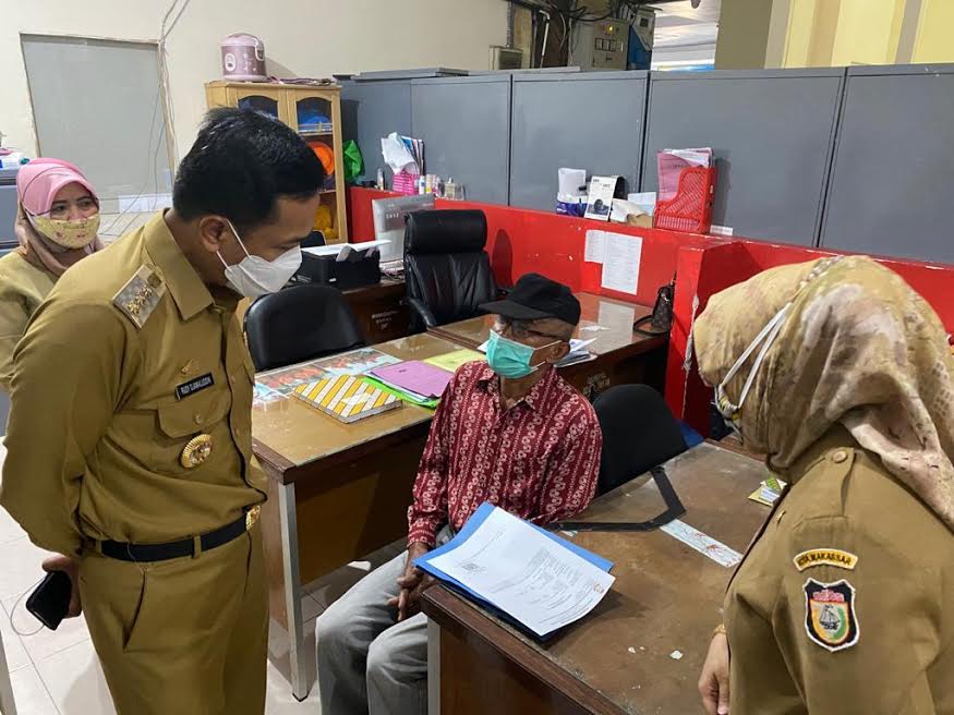 prof-rudy-djamaluddin-saat-melakukan-sidak-ke-dinas-catatan-sipil-disdukcapil.jpg