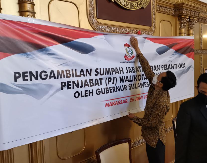 prof-rudy-djamaluddin-sempat-memperbaiki-spanduk-sebelum-mengikuti-gladi-bersih.jpg