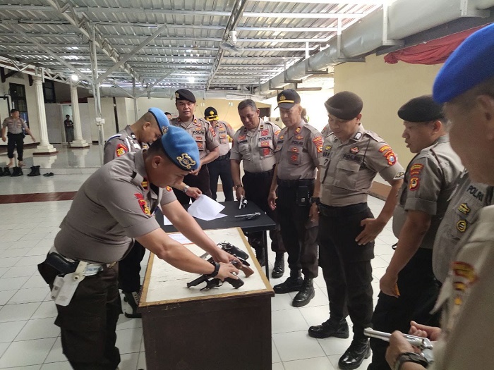 Propam Mendadak Periksa Senjata Api Anggota Polres Pelabuhan Makassar
