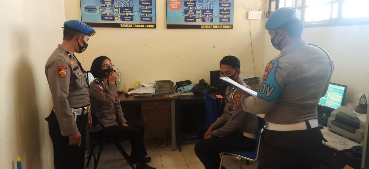 propam-polres-toraja-utara-melakukan-pengecekan-kepada-personel-yang-bertugas.jpg