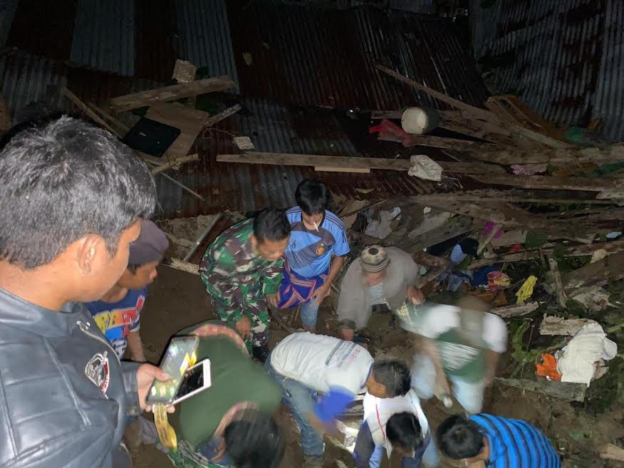 proses-evakuasi-longsor-di-jalan-poros-polewali-mamasa-selasa-552020-malam-3-orang-tewas.jpg