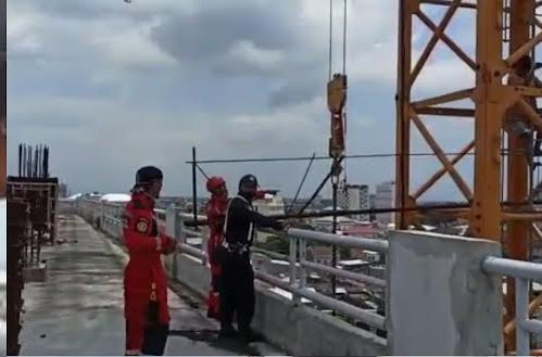proses-evakuasi-tim-rescue-damkar-kota-makassar-terhadap-odgj-di-mall-panakkukang.jpg