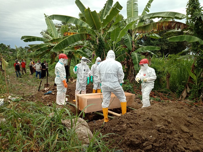 proses-penguburan-pasien-covid-19-di-sidorejo-wonomulyo-polman.jpg