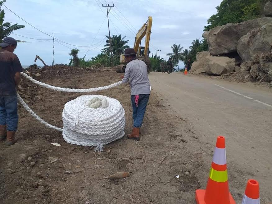proses-penurunan-batu-dari-tebin-di-lokasi-longsor-desa-onang-utara.jpg