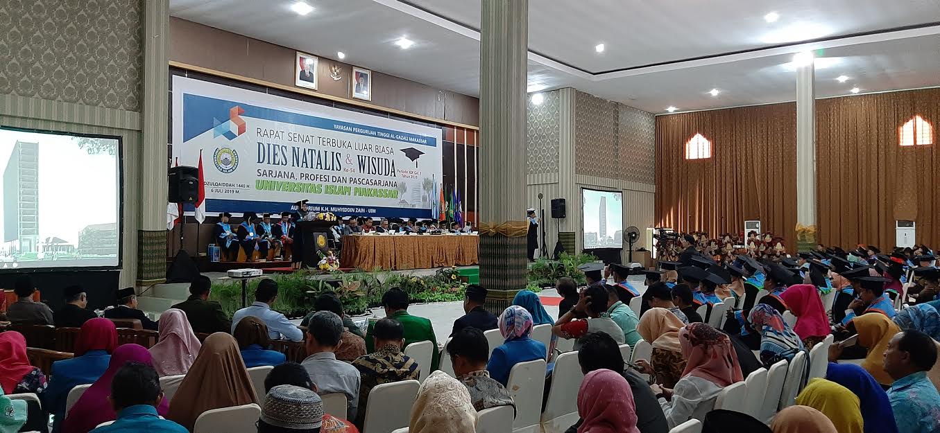 prosesi-wisuda-217-mahasiswa-di-auditorium-uim.jpg