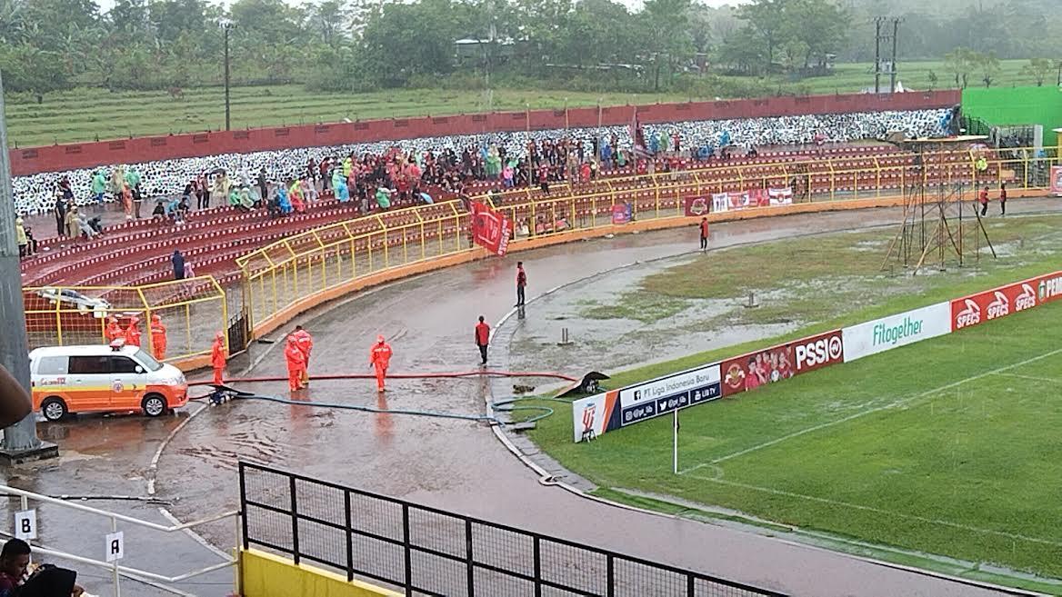 Kickoff PSM Makassar vs Rans di GBH Diwarnai Hujan Lebat, Kondisi Lapangan Memprihatinkan