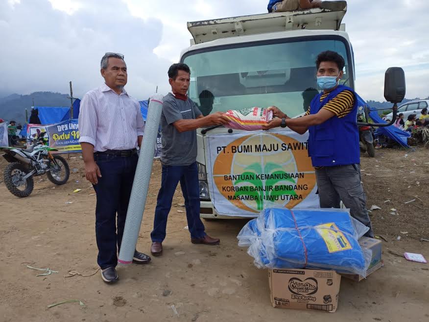 pt-bumi-maju-sawit-bms-menyalurkan-bantuan-ke-pengungsi-banjir-bandang-luwu-utara.jpg