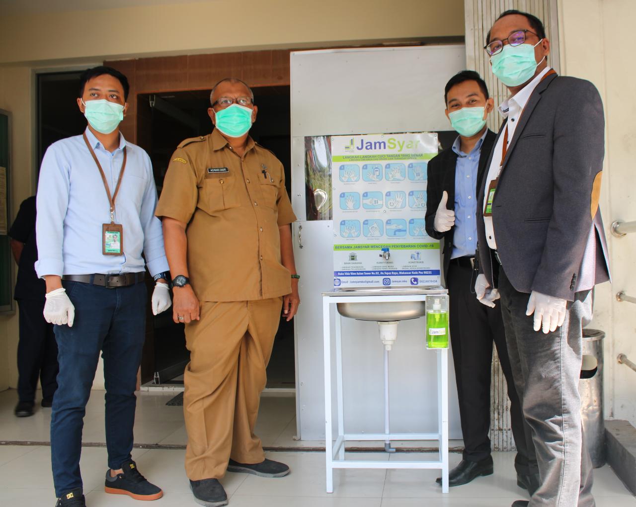 Jamkrindo Syariah Makassar Distribusikan 10 Wastafel Gratis ke Kantor Dinas