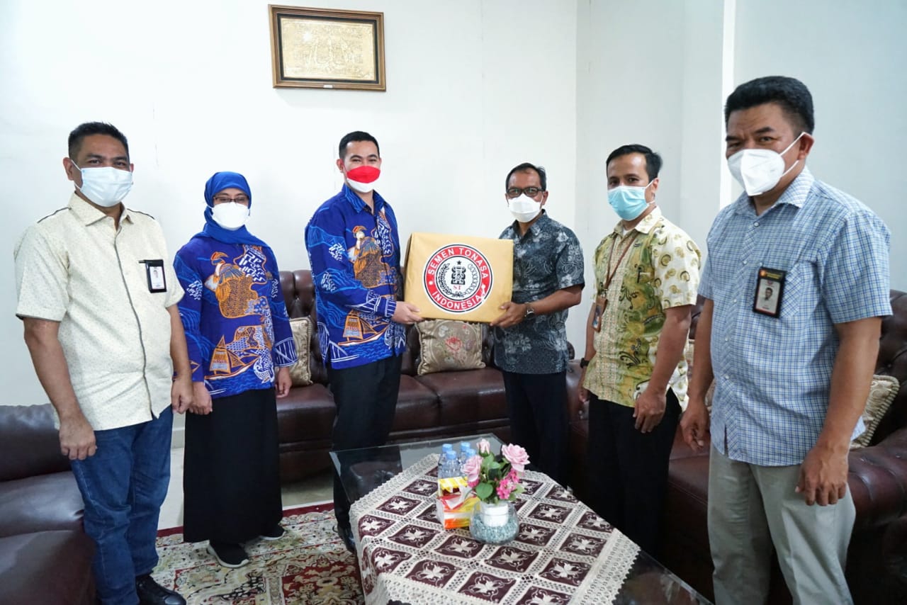 pt-semen-tonasa-menyalurkan-bantuan-berupa-14-box-penyimpanan-vaksin-dan-1-konsentrator-oksigen.jpg