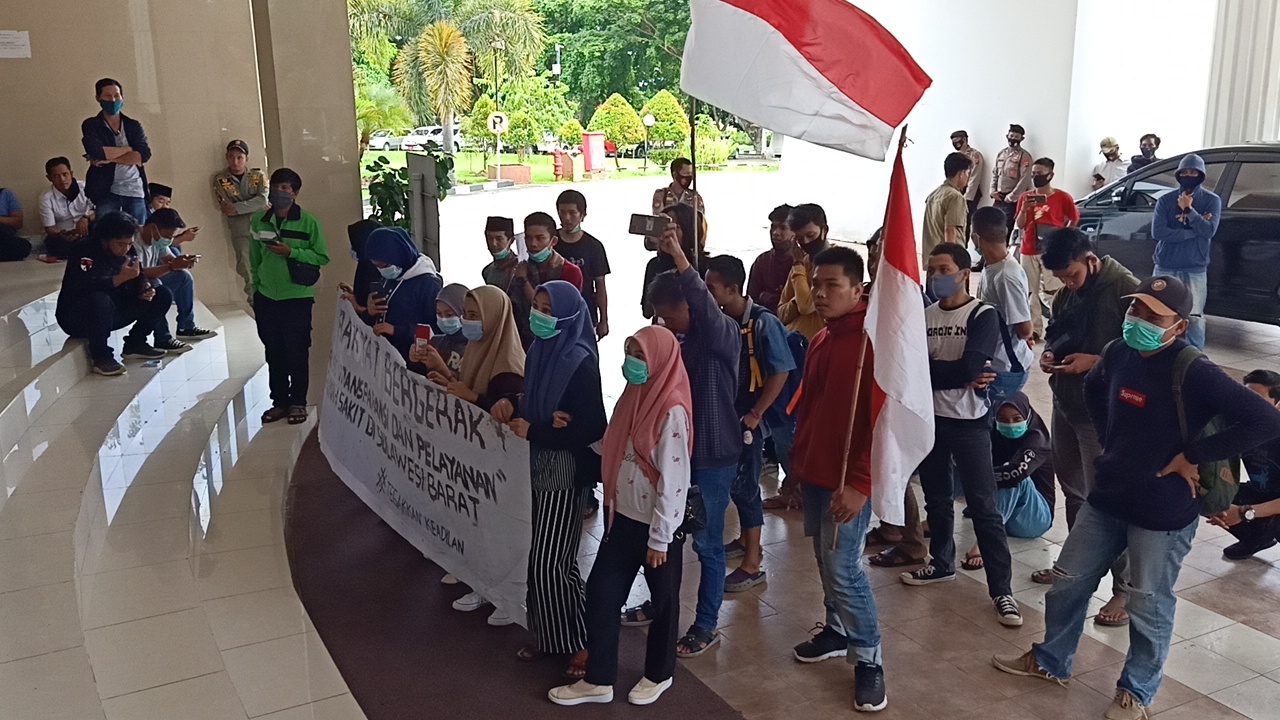 puluhan-mahasiswa-melakukan-unjuk-rasa-di-kantor-gubernur-sulawesi-barat-rabu-25112020.jpg