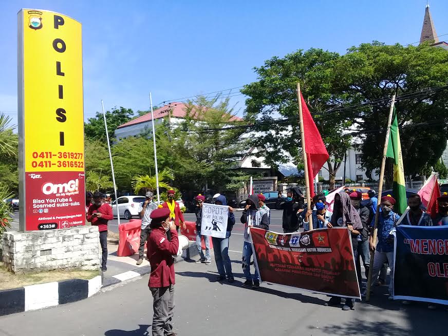 puluhan-mahasiswa-yang-menamakan-diri-aliansi-satu-simpul-makassardemo.jpg